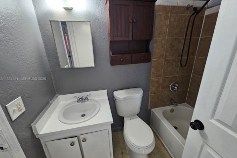 House in North Lauderdale, Florida 4 bedrooms, 122.26 sq.m. № 1946571 - photo 11