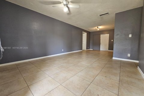 House in North Lauderdale, Florida 4 bedrooms, 122.26 sq.m. № 1946571 - photo 10