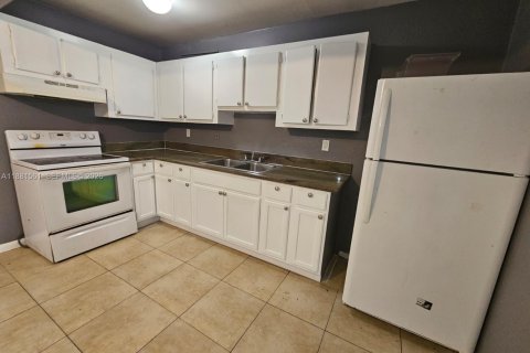 House in North Lauderdale, Florida 4 bedrooms, 122.26 sq.m. № 1946571 - photo 5