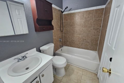 House in North Lauderdale, Florida 4 bedrooms, 122.26 sq.m. № 1946571 - photo 12