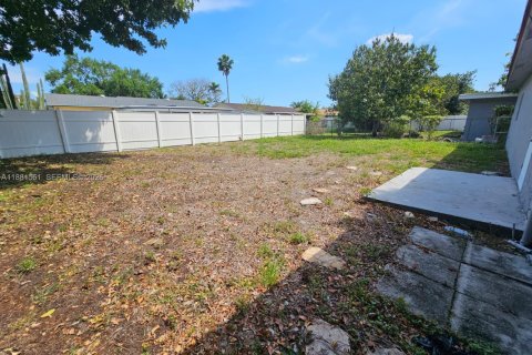 House in North Lauderdale, Florida 4 bedrooms, 122.26 sq.m. № 1946571 - photo 25