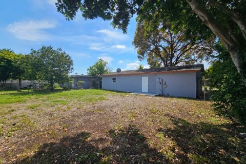 House in North Lauderdale, Florida 4 bedrooms, 122.26 sq.m. № 1946571 - photo 27