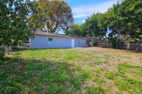 House in North Lauderdale, Florida 4 bedrooms, 122.26 sq.m. № 1946571 - photo 26