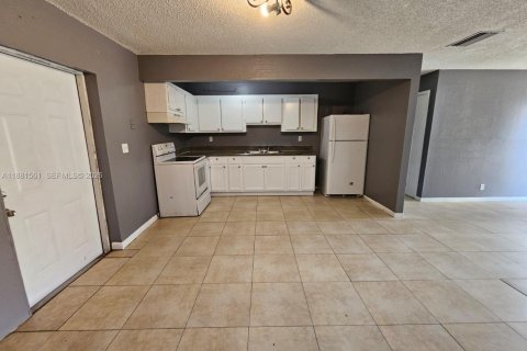 House in North Lauderdale, Florida 4 bedrooms, 122.26 sq.m. № 1946571 - photo 8