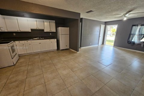House in North Lauderdale, Florida 4 bedrooms, 122.26 sq.m. № 1946571 - photo 7