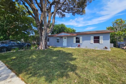 House in North Lauderdale, Florida 4 bedrooms, 122.26 sq.m. № 1946571 - photo 3