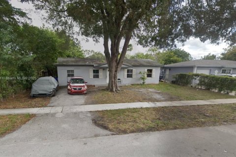 Casa en venta en North Lauderdale, Florida, 4 dormitorios, 122.26 m2 № 1946571 - foto 1