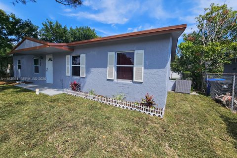 House in North Lauderdale, Florida 4 bedrooms, 122.26 sq.m. № 1946571 - photo 2
