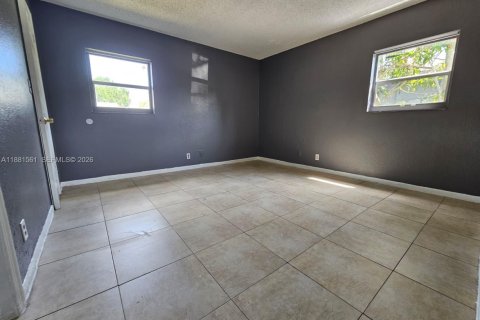 House in North Lauderdale, Florida 4 bedrooms, 122.26 sq.m. № 1946571 - photo 17