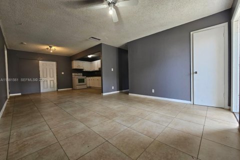 House in North Lauderdale, Florida 4 bedrooms, 122.26 sq.m. № 1946571 - photo 9