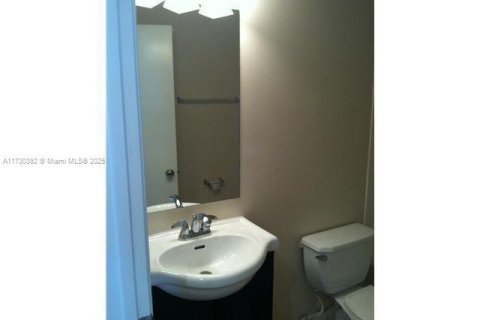Condo in Oakland Park, Florida, 2 bedrooms  № 1859824 - photo 8