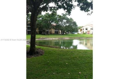Condo in Oakland Park, Florida, 2 bedrooms  № 1859824 - photo 11
