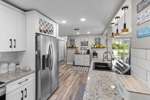 Propiedad comercial en venta en Beverly Hills, Florida, 136.29 m2 № 1884486 - foto 4