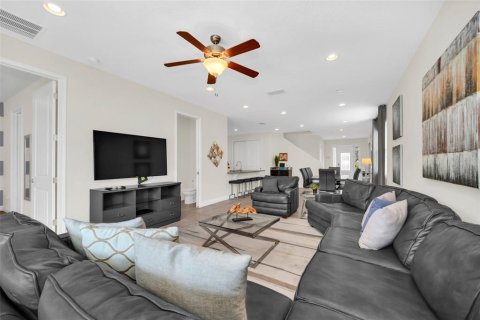 Casa en venta en Kissimmee, Florida, 6 dormitorios, 308.16 m2 № 2157753 - foto 16