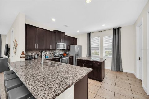 Casa en venta en Kissimmee, Florida, 6 dormitorios, 308.16 m2 № 2157753 - foto 9