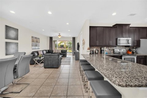 Casa en venta en Kissimmee, Florida, 6 dormitorios, 308.16 m2 № 2157753 - foto 5