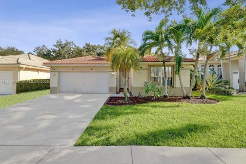 Villa ou maison à vendre à Davie, Floride: 4 chambres, 180.14 m2 № 2259919 - photo 1