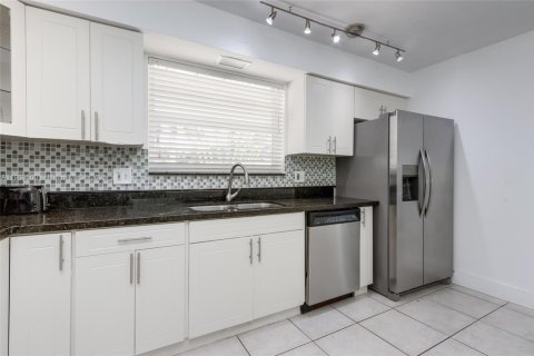 House in Hollywood, Florida 4 bedrooms, 146.14 sq.m. № 1954925 - photo 12