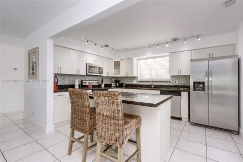 House in Hollywood, Florida 4 bedrooms, 146.14 sq.m. № 1954925 - photo 10