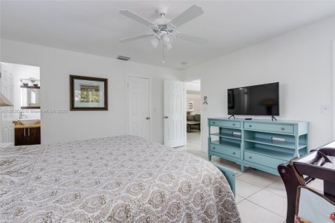 House in Hollywood, Florida 4 bedrooms, 146.14 sq.m. № 1954925 - photo 19