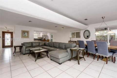 House in Hollywood, Florida 4 bedrooms, 146.14 sq.m. № 1954925 - photo 8