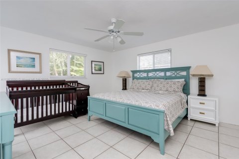 House in Hollywood, Florida 4 bedrooms, 146.14 sq.m. № 1954925 - photo 18