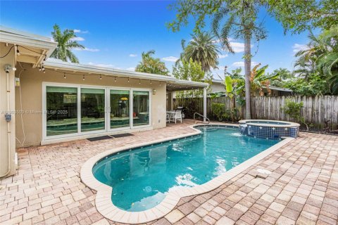 House in Hollywood, Florida 4 bedrooms, 146.14 sq.m. № 1954925 - photo 2