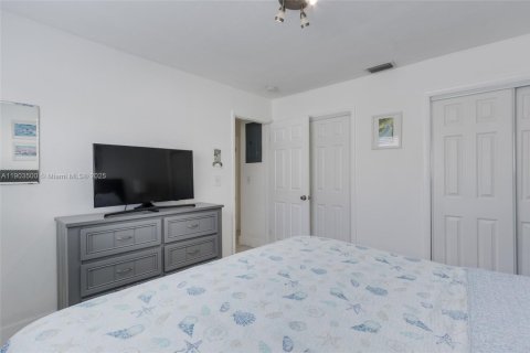 House in Hollywood, Florida 4 bedrooms, 146.14 sq.m. № 1954925 - photo 28