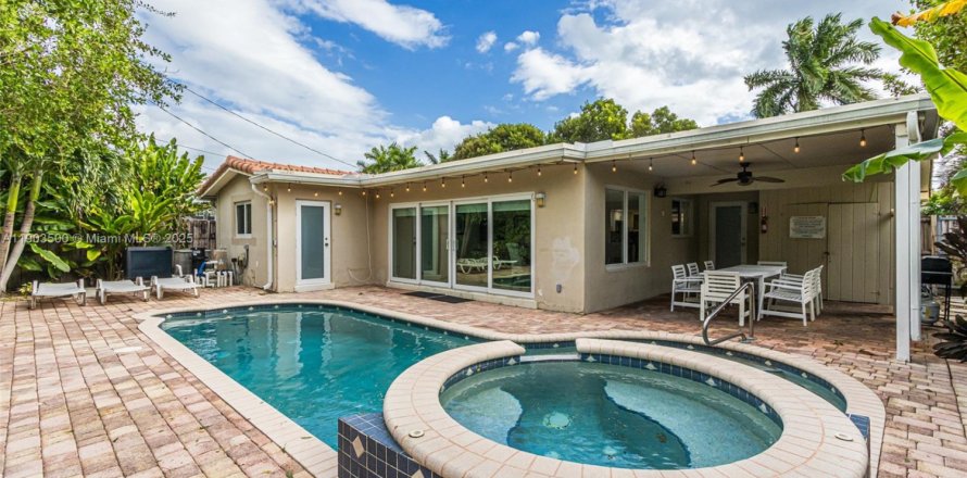 House in Hollywood, Florida 4 bedrooms, 146.14 sq.m. № 1954925