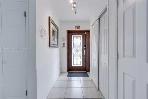 House in Hollywood, Florida 4 bedrooms, 146.14 sq.m. № 1954925 - photo 4