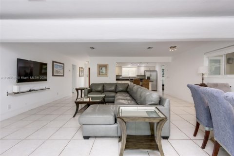 House in Hollywood, Florida 4 bedrooms, 146.14 sq.m. № 1954925 - photo 9