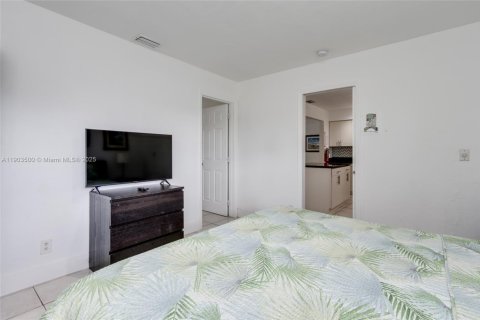 House in Hollywood, Florida 4 bedrooms, 146.14 sq.m. № 1954925 - photo 17