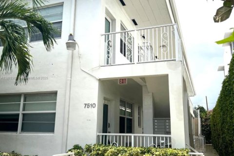 Condominio en alquiler en Miami Beach, Florida, 1 dormitorio, 60.39 m2 № 1946294 - foto 1