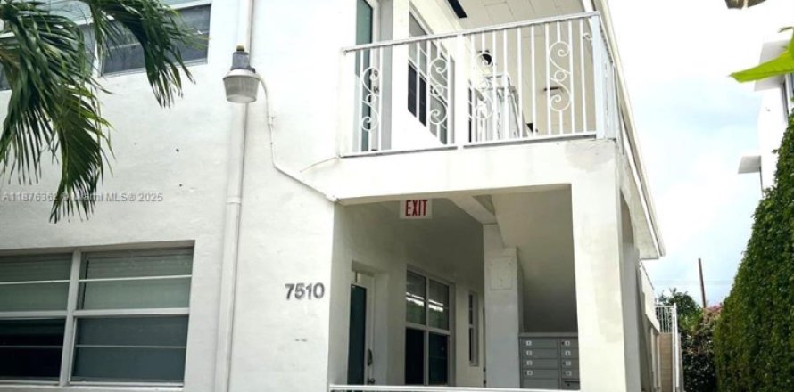 Condominio en Miami Beach, Florida, 1 dormitorio  № 1946294
