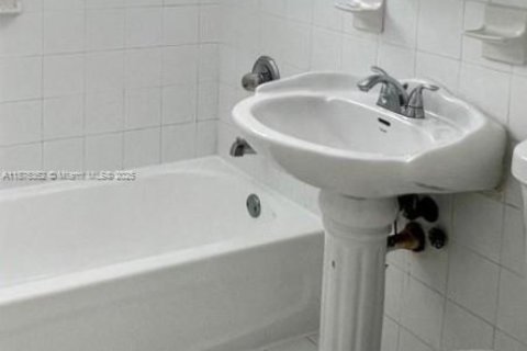 Condominio en alquiler en Miami Beach, Florida, 1 dormitorio, 60.39 m2 № 1946294 - foto 10