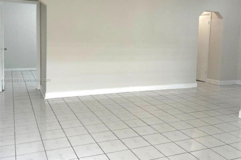 Condominio en alquiler en Miami Beach, Florida, 1 dormitorio, 60.39 m2 № 1946294 - foto 2