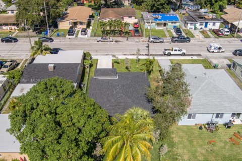 House in Miami, Florida 4 bedrooms, 154.78 sq.m. № 1888891 - photo 15