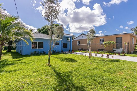 House in Miami, Florida 4 bedrooms, 154.78 sq.m. № 1888891 - photo 21
