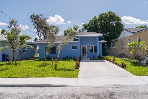 House in Miami, Florida 4 bedrooms, 154.78 sq.m. № 1888891 - photo 1