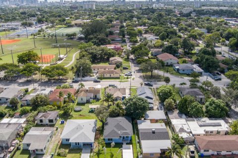 House in Miami, Florida 4 bedrooms, 154.78 sq.m. № 1888891 - photo 9