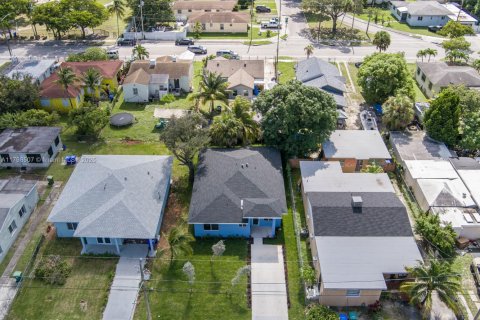House in Miami, Florida 4 bedrooms, 154.78 sq.m. № 1888891 - photo 6
