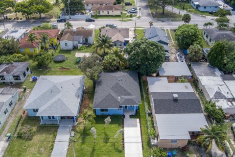 House in Miami, Florida 4 bedrooms, 154.78 sq.m. № 1888891 - photo 7