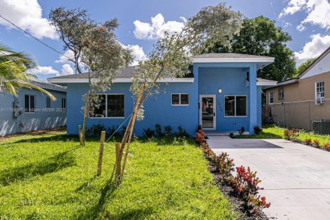 House in Miami, Florida 4 bedrooms, 154.78 sq.m. № 1888891 - photo 24