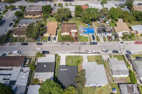 House in Miami, Florida 4 bedrooms, 154.78 sq.m. № 1888891 - photo 12