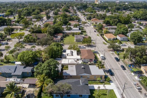 House in Miami, Florida 4 bedrooms, 154.78 sq.m. № 1888891 - photo 20