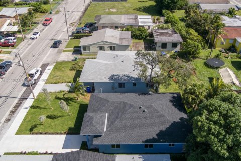 House in Miami, Florida 4 bedrooms, 154.78 sq.m. № 1888891 - photo 16