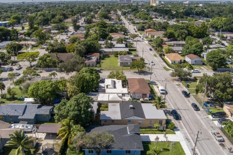 House in Miami, Florida 4 bedrooms, 154.78 sq.m. № 1888891 - photo 19