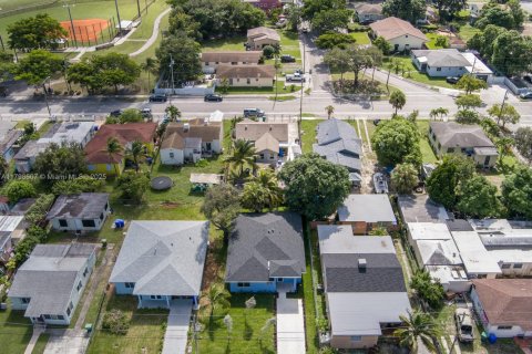 House in Miami, Florida 4 bedrooms, 154.78 sq.m. № 1888891 - photo 8