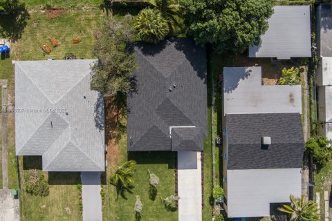 House in Miami, Florida 4 bedrooms, 154.78 sq.m. № 1888891 - photo 10
