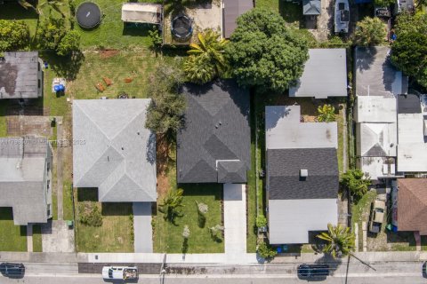 House in Miami, Florida 4 bedrooms, 154.78 sq.m. № 1888891 - photo 11